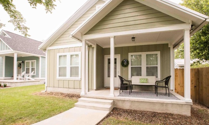 Thomasville Casa | Chic Thomasville Home Walk to Downtown!