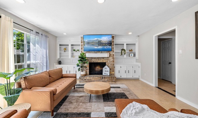 Mission Bend Casa | Chic Urban Escape: Your Trendy City Haven