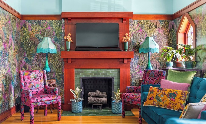 Uptown Casa | Chic Vintage Stay w/ Private Balcony – Walk to Argyle Redline, Lake, Dining