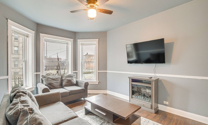 Greater Grand Crossing Apartamento | Chicago Apt 3 Mi to Lake Michigan!