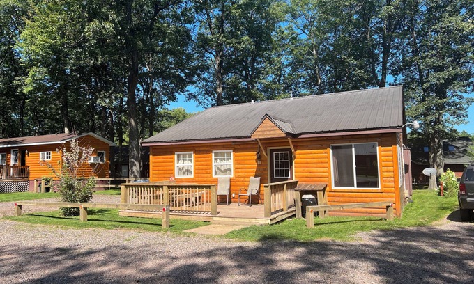 Chief Lake Cabina | Chief Lake Lodge Resort Cabin #8