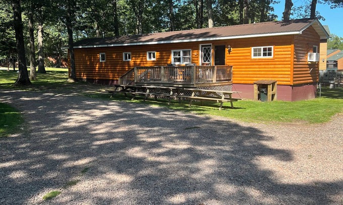 Hunter Cabina | Chief Lake Lodge Resort Cabin #9