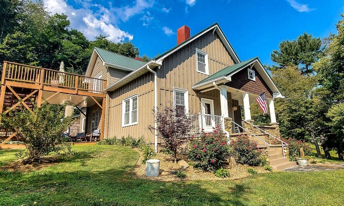 West Jefferson Cabina | Escape the Everyday - Find Peace in the High Country This Sept @ Walnut Hill