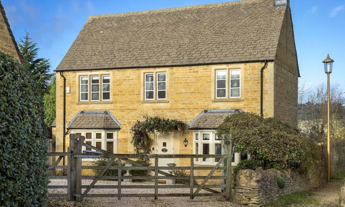 Chipping Campden Casa | Chipping Campden Modern House, Garden, upstairs/downstairs bedrooms/bathrooms.