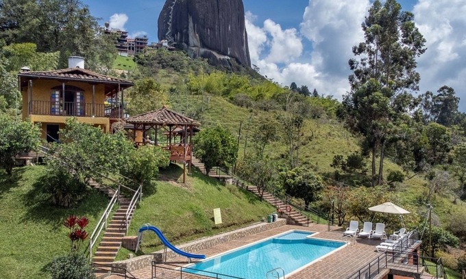 Guatape Casa | Finca Chiriqui en Guatape al frente de la piedra del Peñol