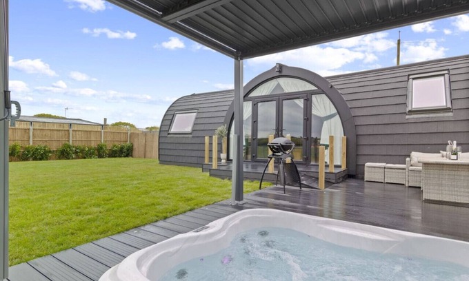 Ford Cabina | Choller Lodges - The Barn House With Hot Tub