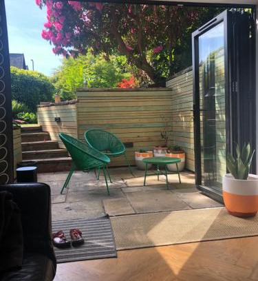 Chorlton-cum-Hardy Apartamento | Chorlton Garden Rooms. Relax, work, stay and play.