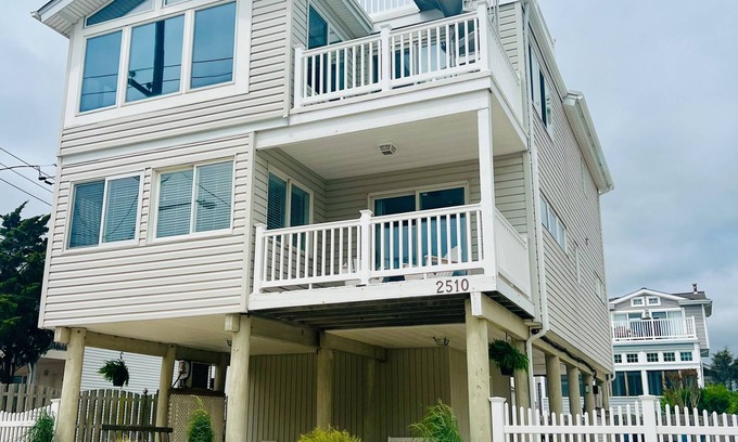 South Beach Haven Casa | Chowda cook off & Kitefest Open! 1 house off Beach, 3 Decks, Ocean & Bay Views