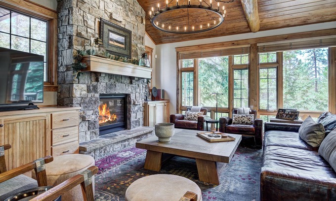 Christie Heights Casa | Christie Heights Elegant Retreat - Incredible Mountain Home Close to Slopes, Hot Tub, Pool Table