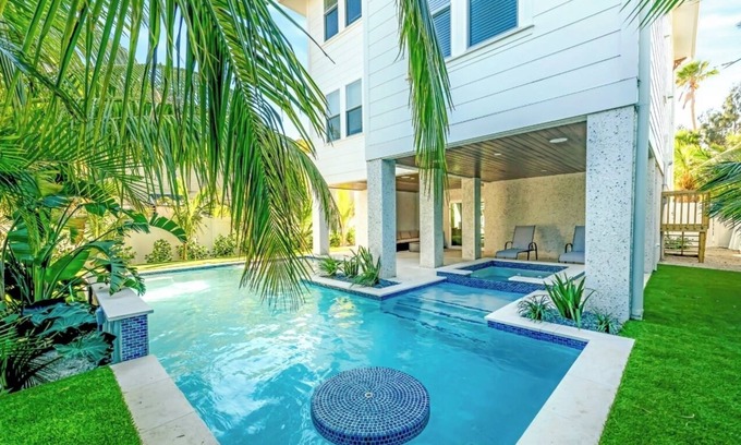 Bradenton Beach Casa | CHRISTMAS availability!Gorgeous 7 bedroom Beach house 2 minute walk to Beach!