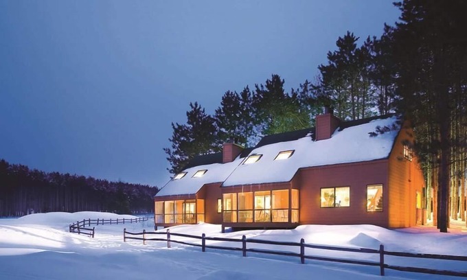 Wisconsin Dells Complejo | Christmas Mountain Village Resort completamente abastecido con 13 colinas de esquí, 27 hoyos de golf, canchas de tenis y más