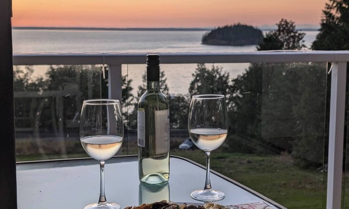 Bellingham Casa | Chuckanut Retro Retreat - Island View