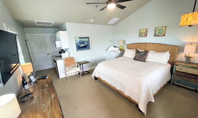 Crystal Coast Condominio | Church Street #7 -Cozy 1-bedroom condo in charming downtown Swansboro