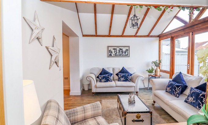 Loversall Casa | CHURCH VIEW COTTAGE, pet friendly, with hot tub in Doncaster