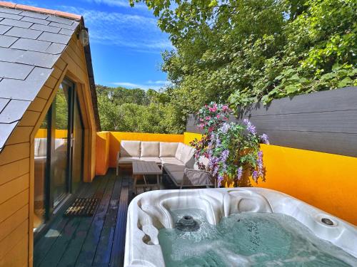 St. Agnes Casa | Chy Glynn. Luxury lodge with hot tub and views.