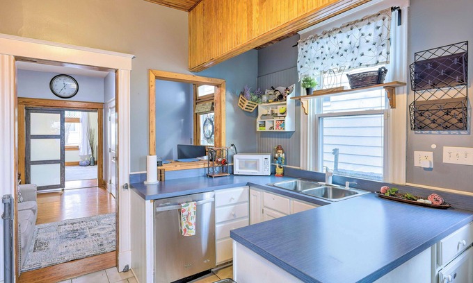 Clifton Heights Casa | Cincinnati Home w/ Deck & Private Hot Tub!