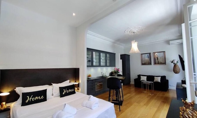 Lepante Quarter Apartamento | City Center, chic studio for 2-4, balcony, AC