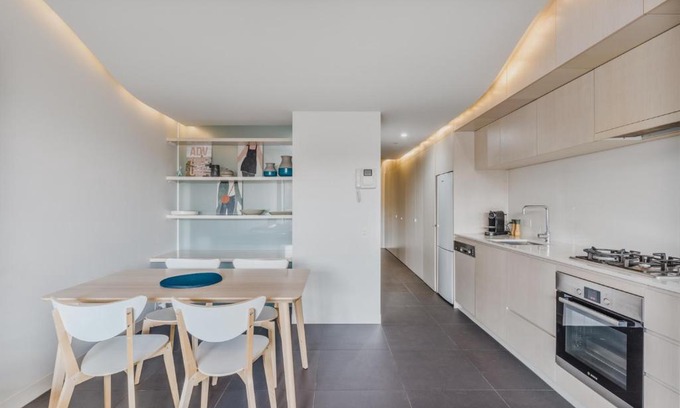 City West Apartamento | City Centre Pad with Balcony and Leafy Park Views