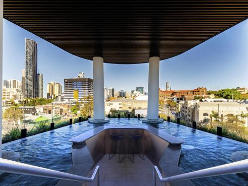 Fortitude Valley Apartamento | City Escape with Balcony & Resort-Style Amenities