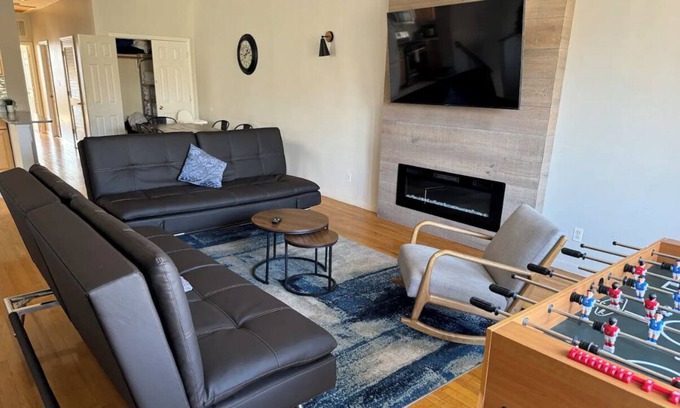 Greenville Apartamento | City Explorer- simple check in 12ppl with 2 king beds