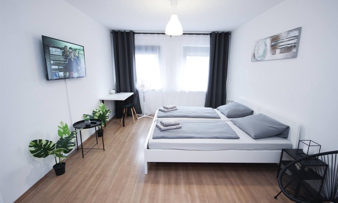Neue Vorstadt Apartamento | City location 4 rooms 7 Beds Balcony Netflix INET