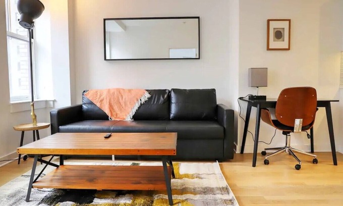 Midtown Village Apartamento | City VIEW with King Bed, GYM, Rooftop, and Lounges