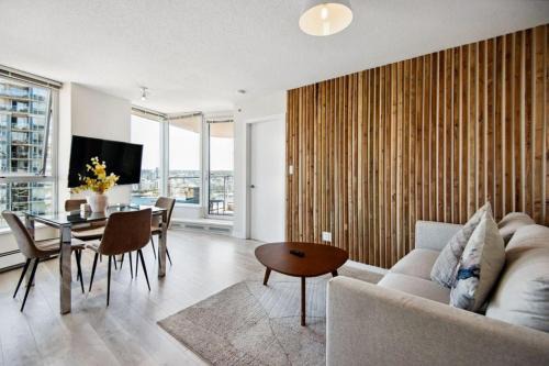Crosstown Apartamento | Cityview Condo with Pool and Workspace near Rogers Arena for 7