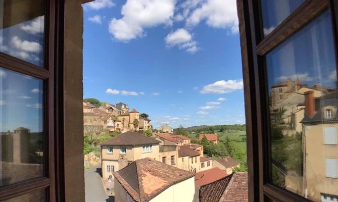 Pays-de-Belves Casa | Classé 3 Étoiles Avec Terrasse et Garage en Centre Village