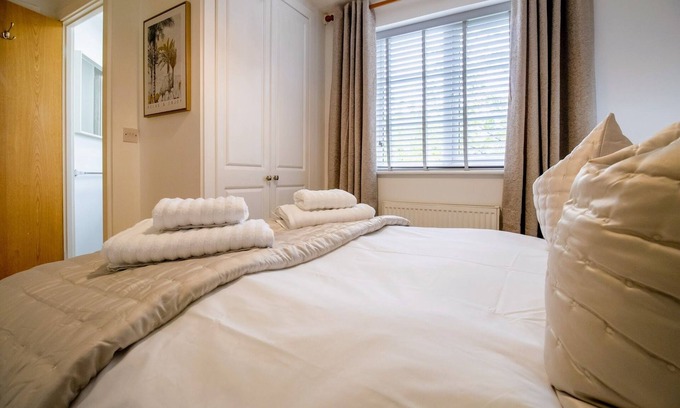Milton Malsor Apartamento | Classic and Charming 2-bed Apt w/Parking and SkyTV