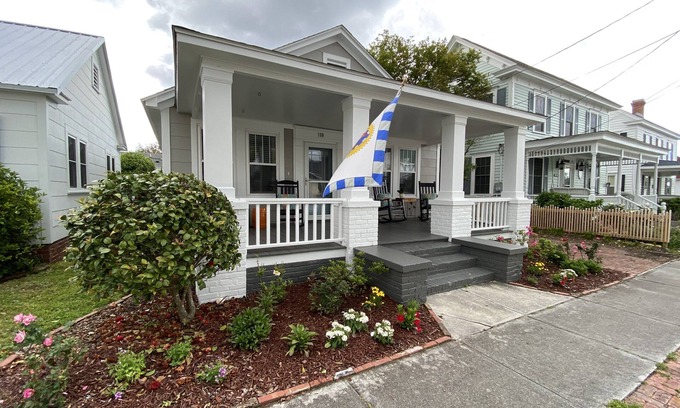 Morehead City Casa | Bungalow clásico con vistas al agua, se admiten perros y 3 cuadras a pie del centro