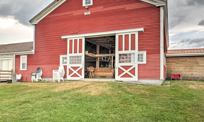 Greene Casa | Classic Cape-Style Farmhouse on 550-Acre Vineyard!