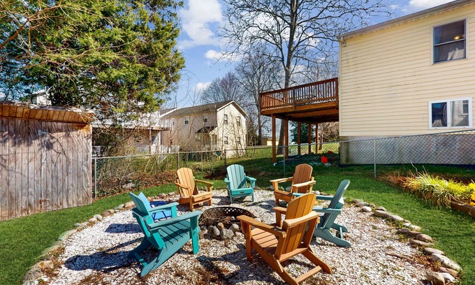 North Beach Casa | Classic dog-friendly retreat with shared yard & open layout - near beach
