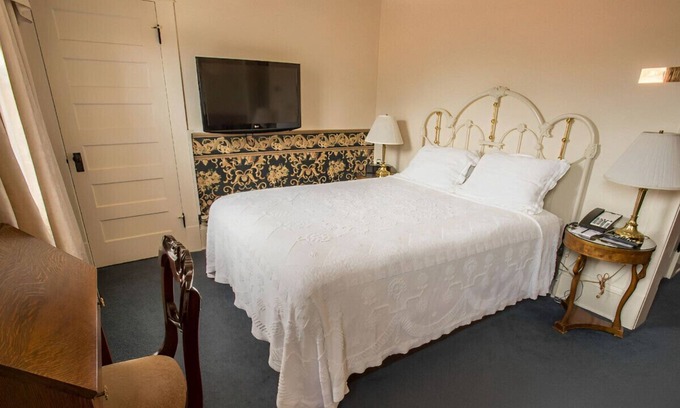 Central Boulder Casa | Classic & Elegantly Appointed Room for Couples!