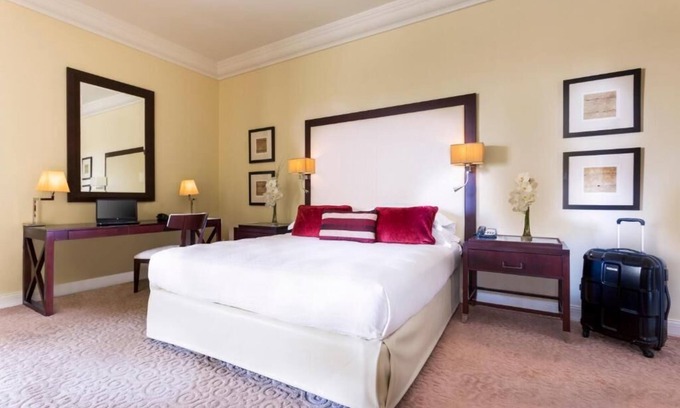 Garhoud Casa | Classic King Room Near Le Royal Club Dubai