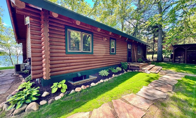 Nisswa Cabina | Classic Main Cabin and lakeside hot tub in Nisswa
