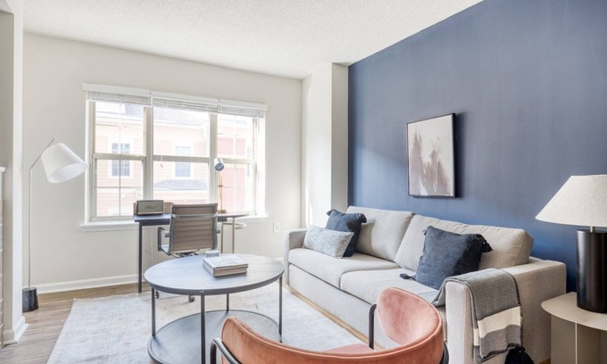 North Bethesda Apartamento | Classic North Bethesda 1BR w/ W/D, Pool & Gym, nr Metro, by Blueground