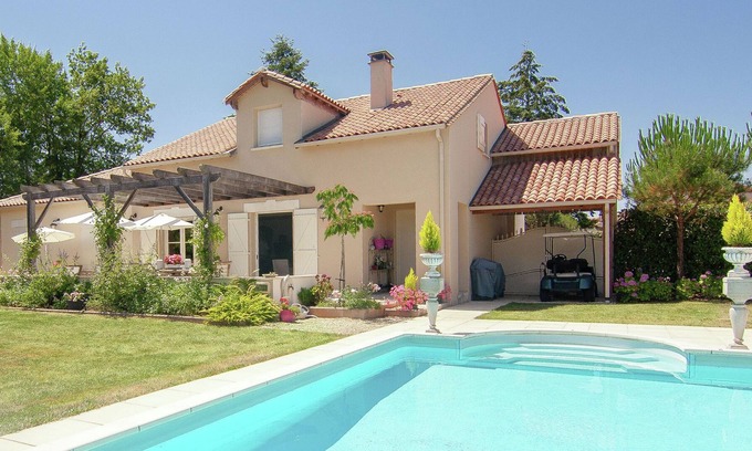 Rouzede Villa | Elegante villa en Ecuras-Rouzède con jardín privado