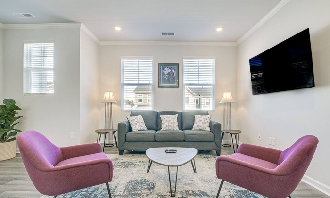 Kipling Casa | Clayton Townhome ~ 13 Mi to Downtown Raleigh!