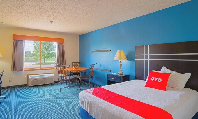 Redwood Falls Hotel | Clean Budget Room Near Casino & Park w/ Full Bed + Pet-Friendly Amenities