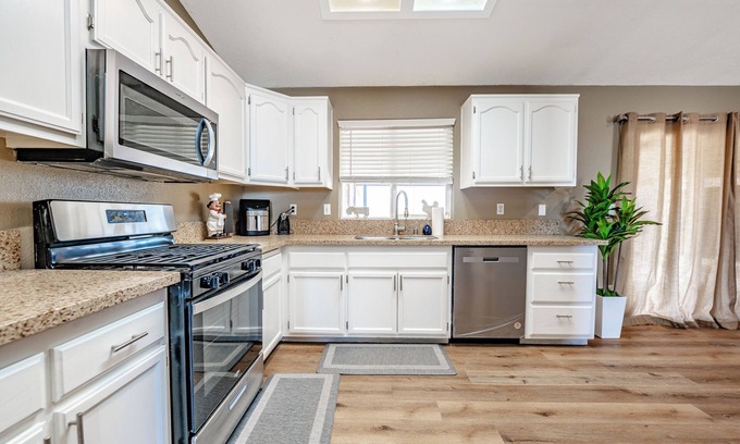 Victorville Casa | CLEAN & COMFORTABLE 3BDS /2 BTHS HOME. CENTRALLY LOCATED NEAR ALL CONVENIENCES.