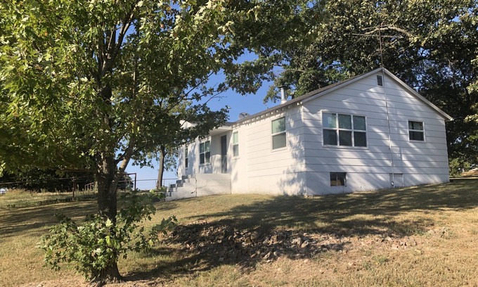 Crestline Otro | Clean, comfy and cute farmhouse between Joplin and Neosho, easy access to I-49.