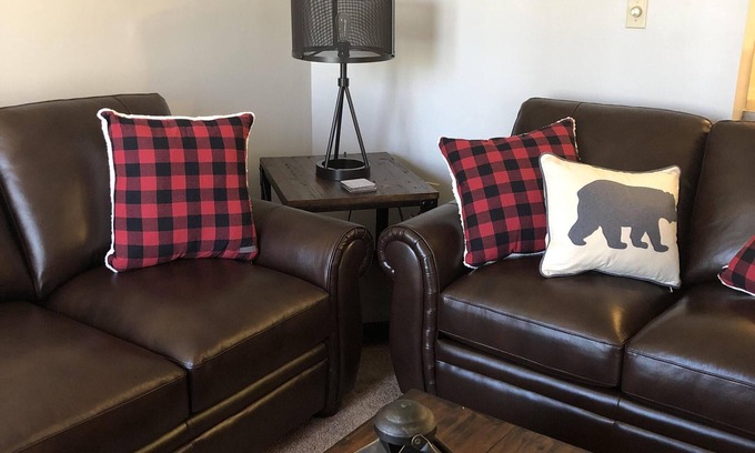 East Stroudsburg Casa | LODGE LIMPIO Y ACOGEDOR RECIENTEMENTE AMUEBLADO! 🍁Interior / Piscina al aire libre / Spa / Río / .4mi. esquiar