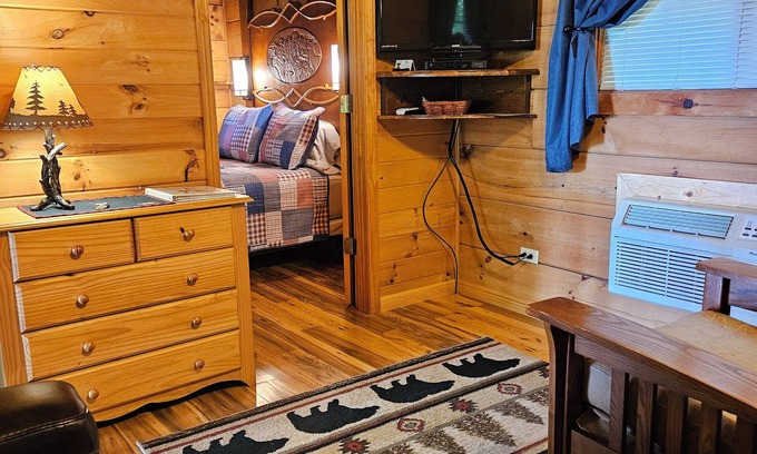 Waynesville Cabina | Limpio, cabina privada, conveniente para el centro de Waynesville; 1 de 2 cabinas