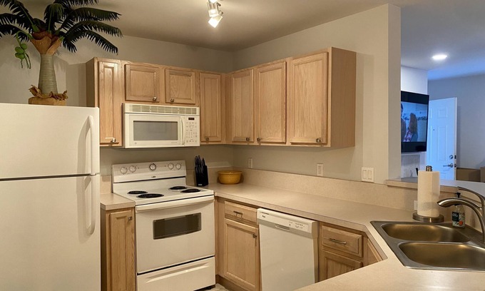 Beach Haven Condominio | Clean & Updated Condo - Close to Mayo Clinic, Shopping & More!