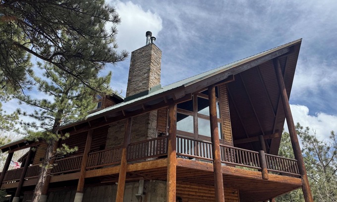 Mammoth Creek Cabina | Clear Creek Cabin-Private 4 Acre Creekside Retreat with Beautiful Mountain Views