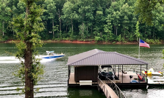 Anderson Casa | Hermosa casa ejecutiva frente al mar en el lago Hartwell. Con muelle!