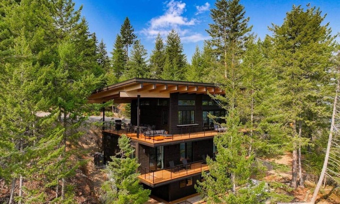 Sandpoint Casa | Cliff and Canopy - Lakefront Masterpiece w/Private Dock