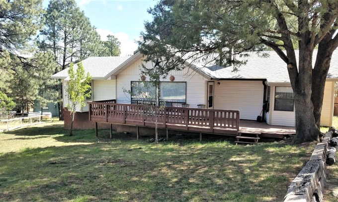 Ruidoso Downs Casa | Entrada de nivel agradable, cabina de un solo nivel, cubiertas delantera y trasera, cerca de la ciudad
