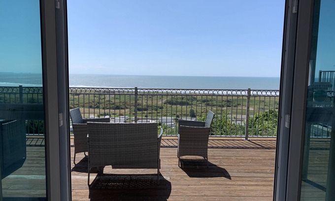 Pendine Cabaña | Cliff Haven, Seaside apartment with stunning views