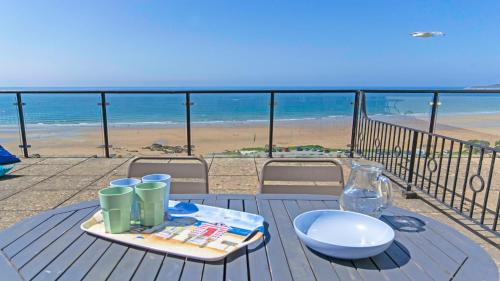 Putsborough Apartamento | Clifton Court Apt 16 with Indoor Heated Pool & Sea Views